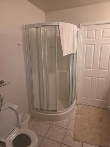 Et badeværelse på Cottage 30 Minutes from Ottawa + 8 billeder