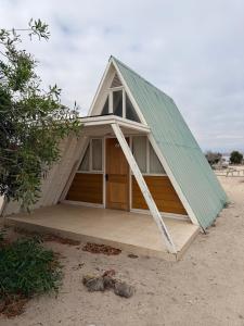 El edificio en el que está el campamento 28 fotos más