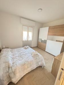 Un dormitorio con una cama grande y una ventana. en IZZ1 Apartments Plus - Motor&Food Valley, en Formigine