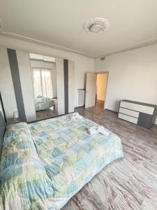 Un dormitorio con una cama grande en una habitación. en IZZ1 Apartments Plus - Motor&Food Valley, en Formigine 8 fotos más