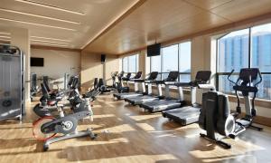een fitnessruimte met een rij loopbanden en cardio-apparatuur bij Hyatt Regency Tashkent in Tasjkent