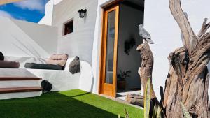 una casa bianca con portico con prato verde di Refugio de Luz y Tranquilidad en Nazaret a Nazaret Altre 19 foto