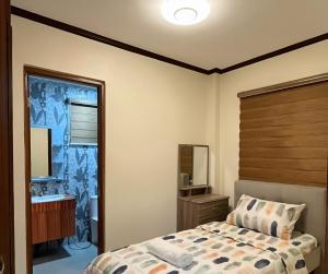 um quarto com uma cama, uma pia e um espelho em Ranch-o-tel Guesthouse em Sampong