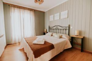 ein Schlafzimmer mit einem großen Bett mit zwei Handtüchern darauf in der Unterkunft El Altillo apartamento céntrico in Haro