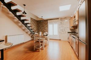 eine Küche mit einer Treppe und einem Tisch in einem Zimmer in der Unterkunft El Altillo apartamento céntrico in Haro