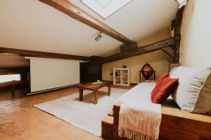 Schlafzimmer mit einem Bett und einer Leinwand in der Unterkunft El Altillo apartamento céntrico in Haro