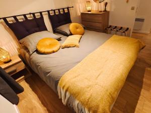 L'Atelier des rêves - Dream apartment for 6 في ليل: سرير به وسادتان في غرفة النوم +13 صورة