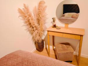 L'Atelier des rêves - Dream apartment for 6 في ليل: غرفة نوم مع طاولة مع مرآة وسرير