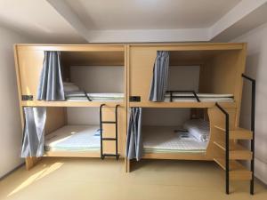 En eller flere senge i et værelse på Monkey light youth hostel + 54 billeder