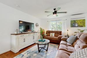 TV a/nebo společenská místnost v ubytování Opakapaka Ohana