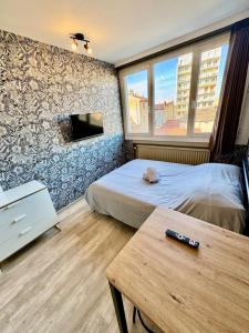 Postel nebo postele na pokoji v ubytování Hyper Centre de Valence - Studio N43