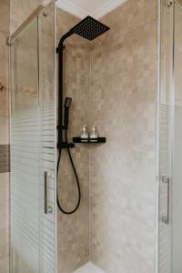 eine Dusche mit Duschkopf in einem Badezimmer in der Unterkunft El Altillo apartamento céntrico in Haro + 28 Fotos