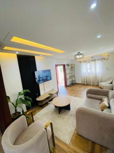 een woonkamer met twee banken en een tafel bij Belvys Home in Kribi +22 foto's