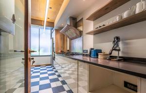 Una cocina con encimera y suelo de tablero de ajedrez. en Gulmohar527, en Jāmb