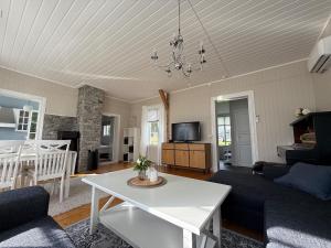 een woonkamer met een bank en een tafel bij Cabin in Mestervik in Meistervik
