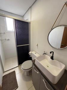 Fit Residence في بينتو جونكالفيس: حمام مع حوض ومرحاض ومرآة