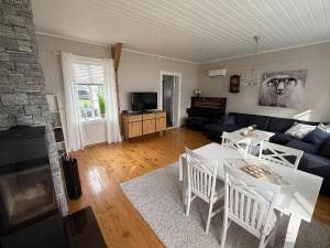 een woonkamer met een bank en een tafel bij Cabin in Mestervik in Meistervik