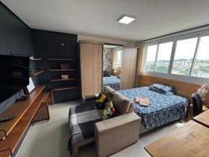 Fit Residence في بينتو جونكالفيس: غرفة معيشة بها سرير وأريكة