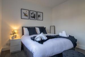 En eller flere senge i et værelse på The Wishy - 2 Bedroom Flat in Newmains