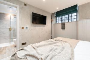 Koupelna v ubytování 6 STAR, Brand New, Stunning Luxury Suites in a Characterful Historic Manor, Blending Timeless Charm with Modern Style! Welcome to the Old School Manor, Halkyn!! + 195 fotografií