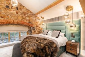 Postel nebo postele na pokoji v ubytování 6 STAR, Brand New, Stunning Luxury Suites in a Characterful Historic Manor, Blending Timeless Charm with Modern Style! Welcome to the Old School Manor, Halkyn!!