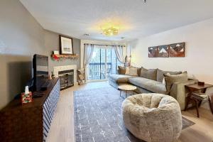 Giường trong phòng chung tại Walk to Main St Frisco Condo with Community Pool! +20 ảnh