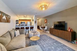 TV/trung tâm giải trí tại Walk to Main St Frisco Condo with Community Pool!