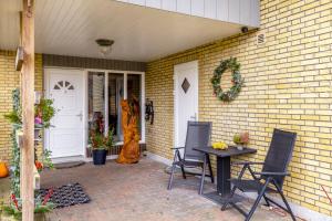 um pátio com mesa e cadeiras em uma casa em Naturskønt nær Ribe Vikingecenter, se og oplev den gamle by Ribe em Ribe mais 3 fotografias