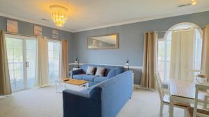 Posezení v ubytování Pond view beautiful apartment at Magnolia Place