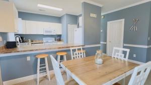 Kuchyň nebo kuchyňský kout v ubytování Pond view beautiful apartment at Magnolia Place