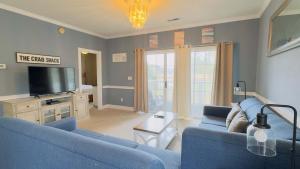 TV a/nebo společenská místnost v ubytování Pond view beautiful apartment at Magnolia Place