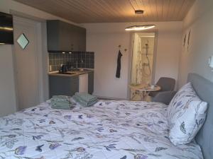 um quarto com uma cama e uma cozinha em Naturskønt nær Ribe Vikingecenter, se og oplev den gamle by Ribe em Ribe