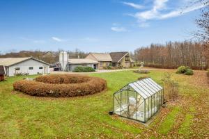 uma estufa no meio de um quintal em Naturskønt nær Ribe Vikingecenter, se og oplev den gamle by Ribe em Ribe