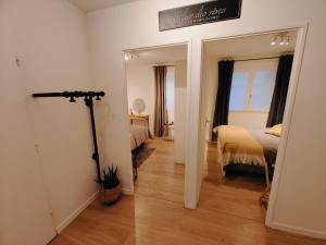 L'Atelier des rêves - Dream apartment for 6 في ليل: غرفة بسرير ومرآة