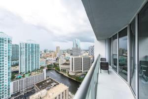 ein Balkon mit Blick auf die Stadt in der Unterkunft Waterfront Spacious Luxury 1 Bedroom IconBrickell in Miami