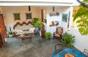 a living room with a couch and a table at Casa Anéis de Saturno in Pipa