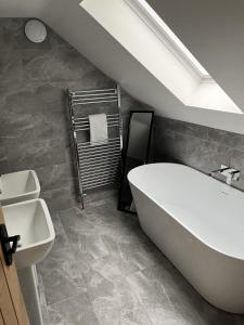 Koupelna v ubytování Idyllic retreat with log burner near Danby Castle