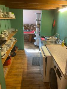Kuchyň nebo kuchyňský kout v ubytování Chambres d'hôtes et gîtes à la ferme