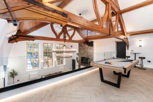 Kuchyň nebo kuchyňský kout v ubytování 6 STAR, Brand New, Stunning Luxury Suites in a Characterful Historic Manor, Blending Timeless Charm with Modern Style! Welcome to the Old School Manor, Halkyn!!