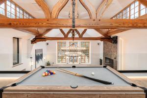 Biliár nebo kulečník v ubytování 6 STAR, Brand New, Stunning Luxury Suites in a Characterful Historic Manor, Blending Timeless Charm with Modern Style! Welcome to the Old School Manor, Halkyn!!