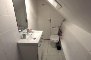 Ένα μπάνιο στο Joli Studio de 25 M2 proche de Disney +8 φωτογραφίες