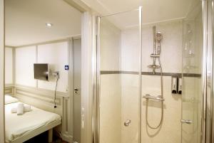 Koupelna v ubytování Kapitein Anna + 45 fotografií