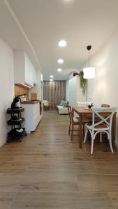 een keuken en eetkamer met een tafel en stoelen bij Private Loft Sant Celoni, Montseny, Barcelona in San Celoni +7 foto's