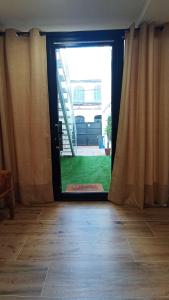Private Loft Sant Celoni, Montseny, Barcelona في سان سيلوني: باب لغرفة مطلة على ساحة +8 صور