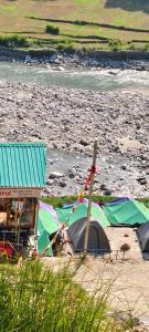 Naturlandskabet i nærheden af campingpladsen