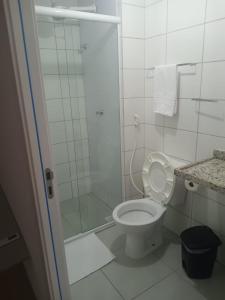 Apartamento aconchegante في فورتاليزا: حمام صغير مع مرحاض ودش