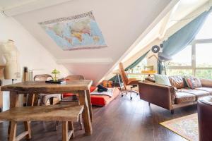 a living room with a couch and a table at Duplex Plaisir - 25 min du centre de Paris - avec Parking in Plaisir