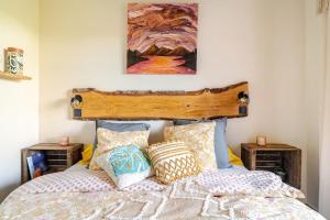 En eller flere senge i et værelse på Duplex Plaisir - 25 min du centre de Paris - avec Parking