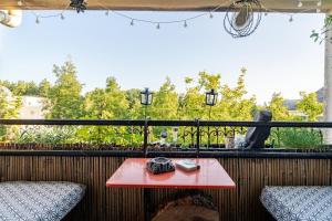 En balkon eller terrasse på Duplex Plaisir - 25 min du centre de Paris - avec Parking