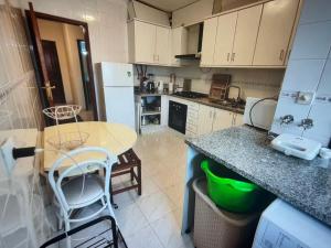 Кухня или мини-кухня в Reboleira Portugal
